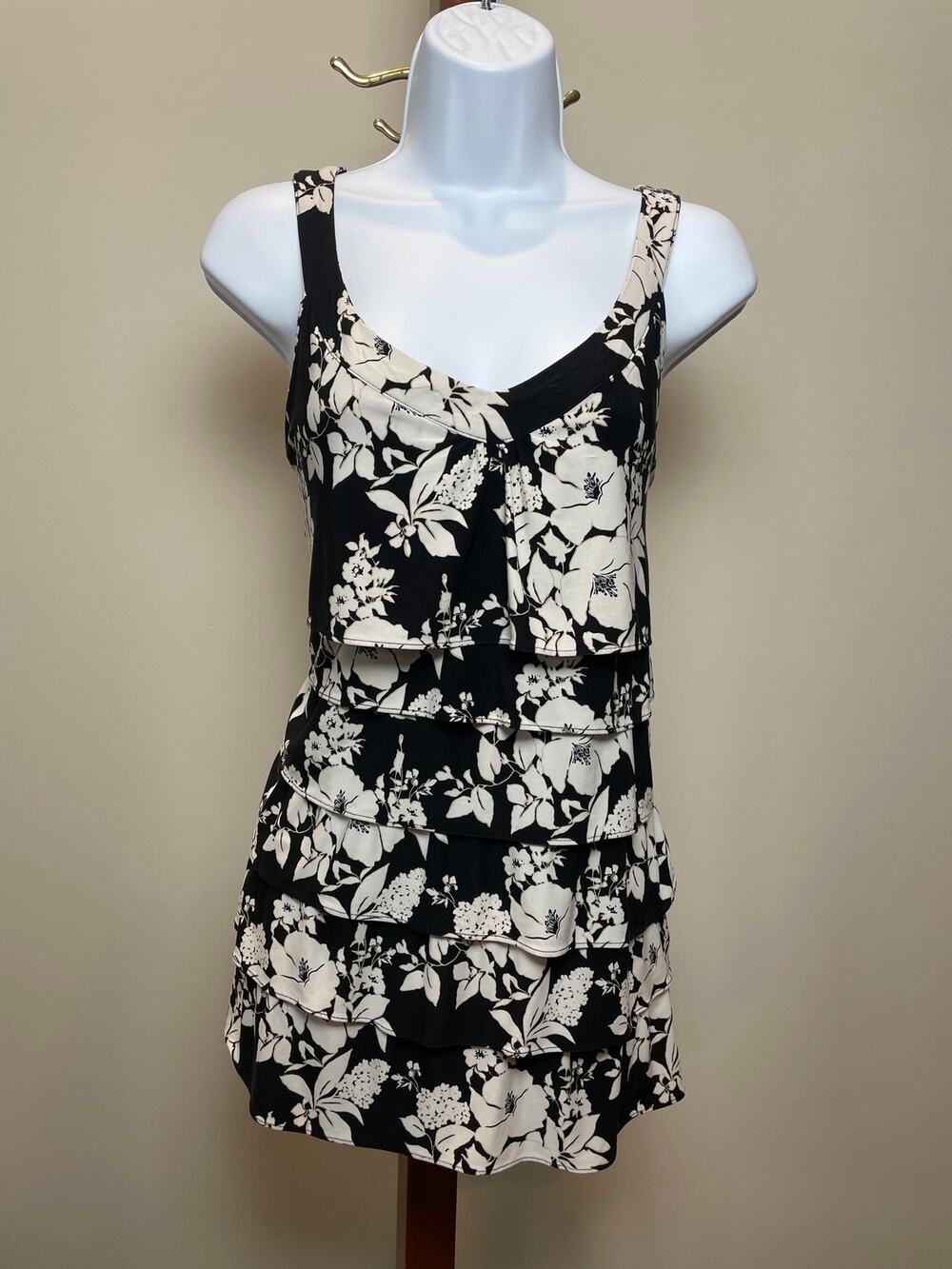 White House Black Market Ruffle Front Floral Top Size L Black White